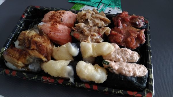 打开装寿司盒的盖子，食物仿佛有点受到路途“颠簸”的影响，有点松垮，但还是处于可以接受的程度，分量和味道与往常相差无几。