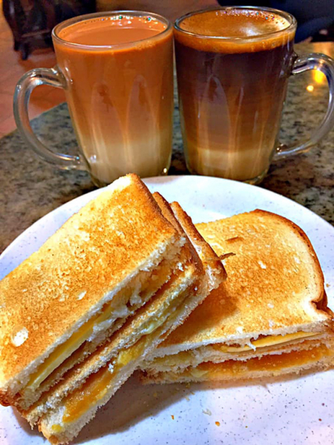 有名的南洋式早餐: 烤好的香脆面包，抹上南洋独有的KAYA和冷牛油，再配一杯拉茶或咖啡，是一份经典的马来西亚早餐。