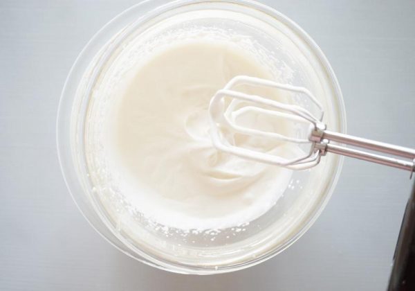 打发鲜奶油是制作甜点饮料不可缺少的环节，滑顺、绵密、松软的口感，可以透过不同打发程度展现出来。