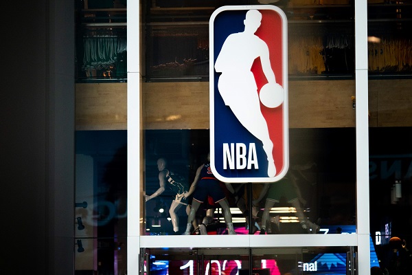 (FILES) In this file photo taken on March 11, 2020 an NBA logo is shown at the 5th Avenue NBA store in New York City. - The NBA informed clubs April 27, 2020 that it plans to allow individual workouts by players at team facilities no sooner than May 8 in areas where allowed by government regulations. (Photo by Jeenah Moon / GETTY IMAGES NORTH AMERICA / AFP)