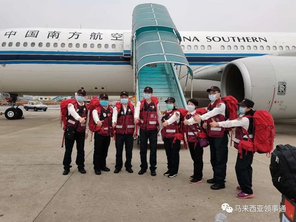 专家们一同比起手势,矢言将尽全力协助大马的抗疫工作。