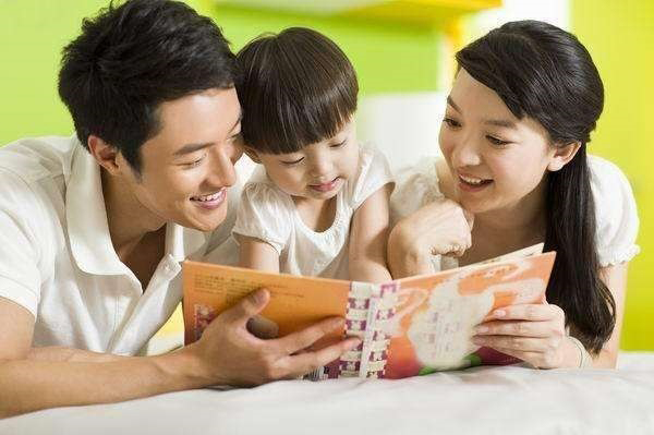 父母陪着一起看故事，不仅能助孩子培养阅读习惯，还可以建立良好亲子关系。