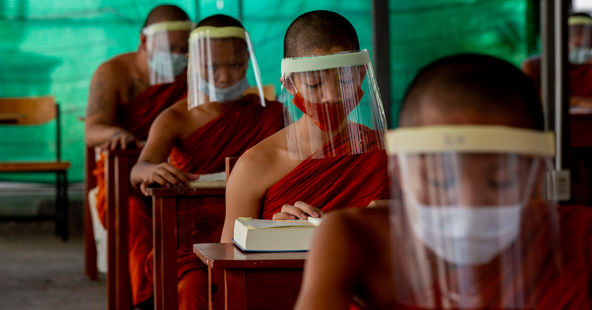 泰国和尚戴着面罩学习佛法。