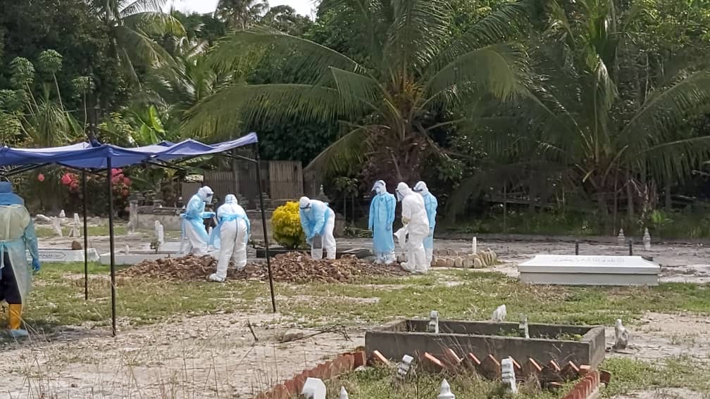 森州第6宗死亡病例死者，在爪西特鲁山乌鲁伊斯兰坟场下葬，所有协助安葬仪式者都需穿上防护衣。