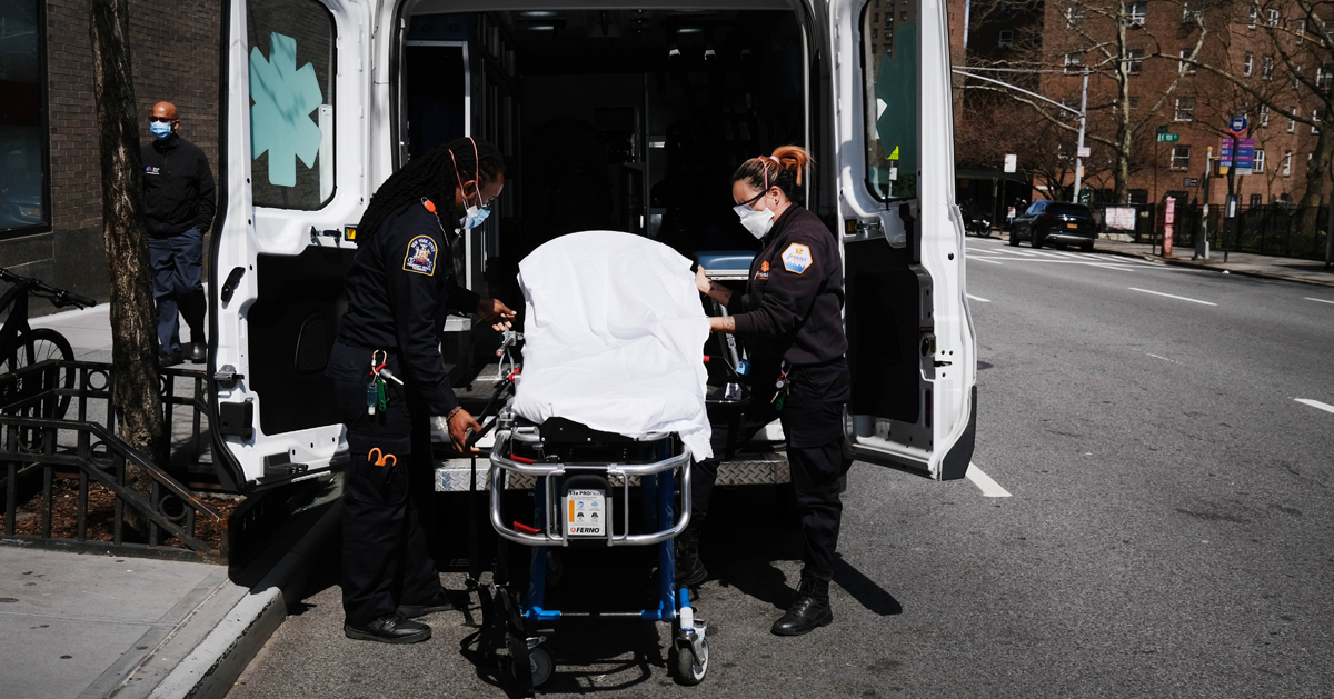 为应对疫情忙碌的纽约市，救护队人员周三认真地进行消毒。（法新社）