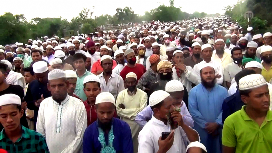 孟加拉上周六（18日）有10万人不戴口罩，前往婆罗门巴里亚区聚集在一起参加一名神职人员的葬礼。