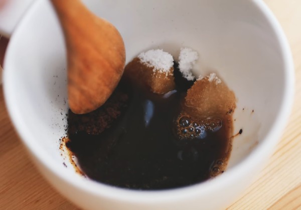1.在咖啡杯里加入各1大匙（或等比例）的即溶咖啡、糖、热水，搅拌均匀。