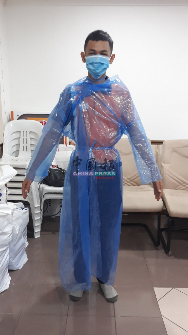 ■峇章慈善基金响应良心商家号召，协助组装代替防护服的“长袖围裙”供马六甲中央医院医护人员使用。
