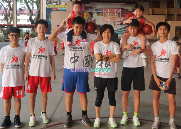 马六甲小童篮球训练班负责人陈金凤（右3）与教练团。