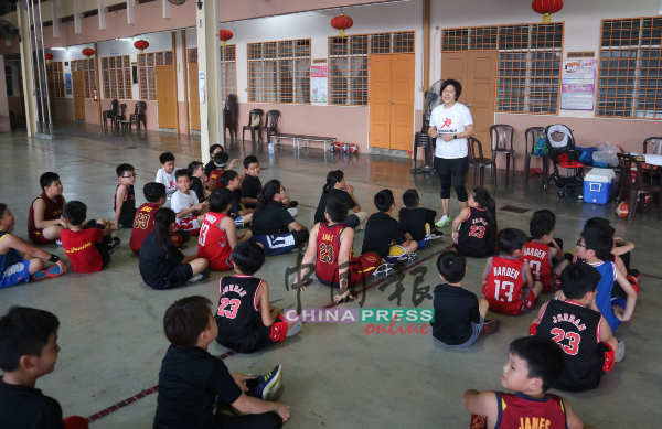 未开始进行训练之前，陈金凤给球员们训话。