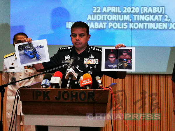 阿育甘展示被捕的印尼籍舵手和偷渡客照片。