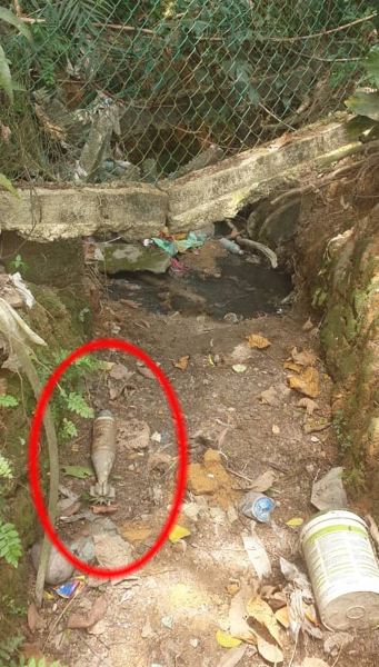 其中一枚迫击炮（红圈）在乾涸的土沟内被发现。
