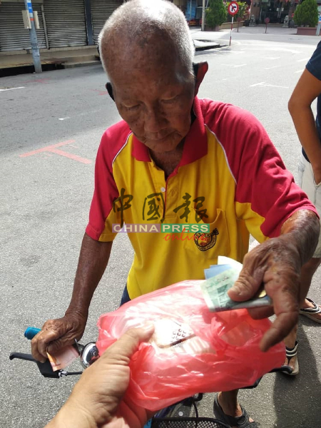 不少老人家每天都骑着脚车，到武雅拉也领取热心人士所赞助的免费食物。