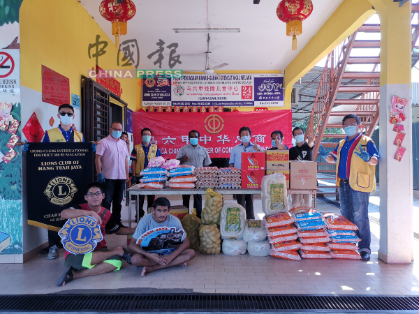 武吉峇汝残障儿童中心获得甲中总与汉都亚再也狮子会捐赠食粮及日用品。站者左起为陈健恩、陈传松及曾添隆；右为郑诗杰及刘亚吉（右4）。