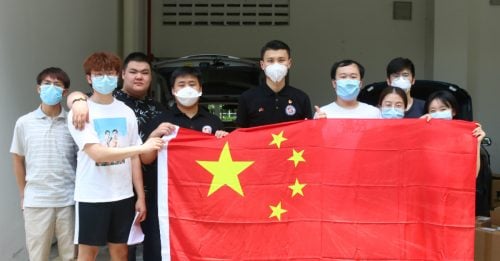 送健康包给留学生  中国献上满满爱心