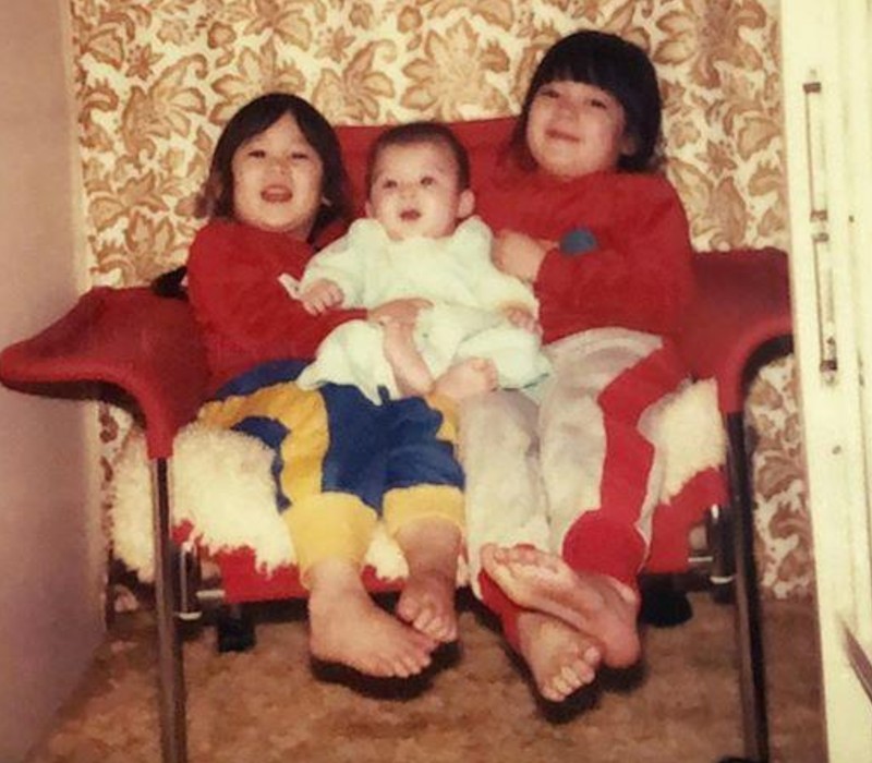 二姐陈见飞晒三姐弟的童年旧照。