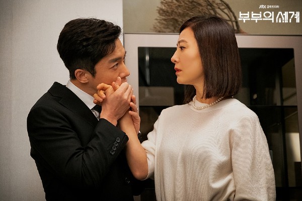 金永敏在最新韩剧《夫妻的世界》有偷情半裸床戏。  