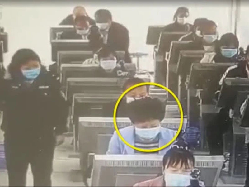 重庆一名女子（黄圈）考驾照笔试时公然作弊。
