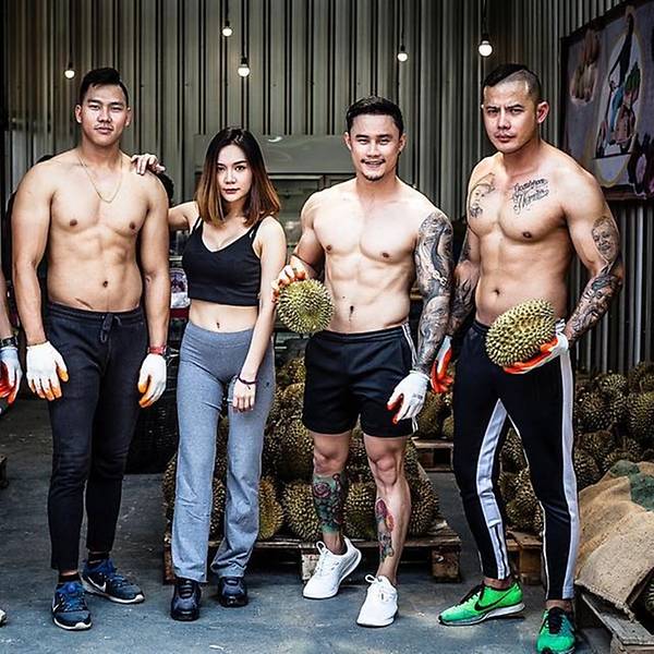 泰国清迈健身房老板转而卖起了榴莲，希望能借助肌肉紧实的好身材来吸引女性购买榴莲。