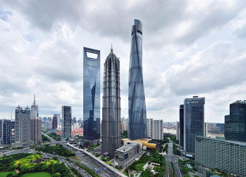 目前中国第一高楼是上海中心大厦（中右），楼高632公尺。
