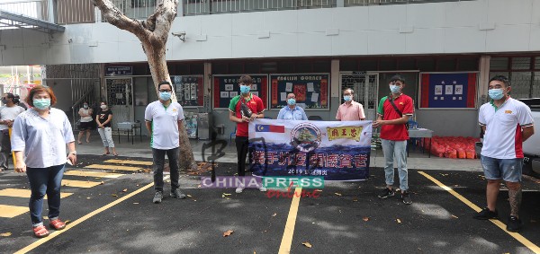 忠王庙到平民小学分发物资，援助贫穷家庭。