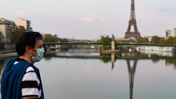 塞纳河与乌尔克运河是巴黎非饮用水的主要来源。图为一男子在禁足的巴黎塞纳河边散步。 