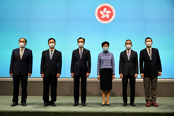 林郑月娥（右3）周三中午率领5名新局长亮相。（文汇报）