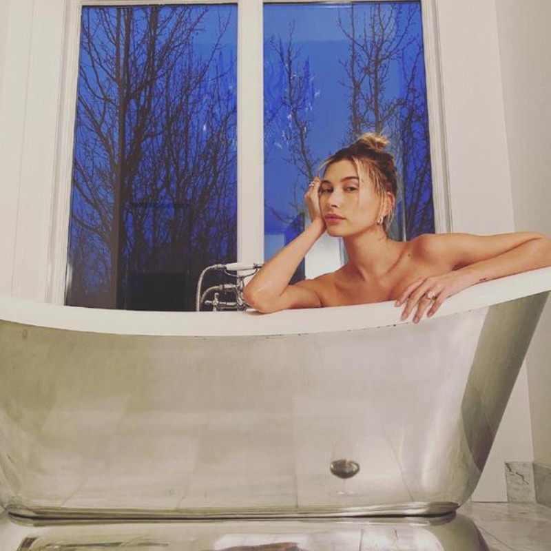 小贾斯汀晒出以海莉为模特、拍摄的一组浴缸大片。