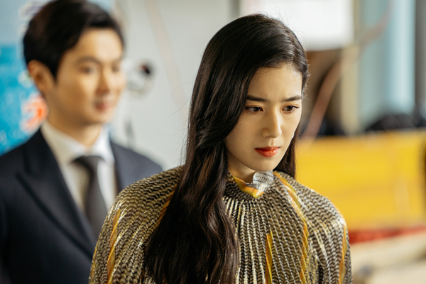 郑恩彩饰演大韩帝国最年轻的女总理具瑞怜。