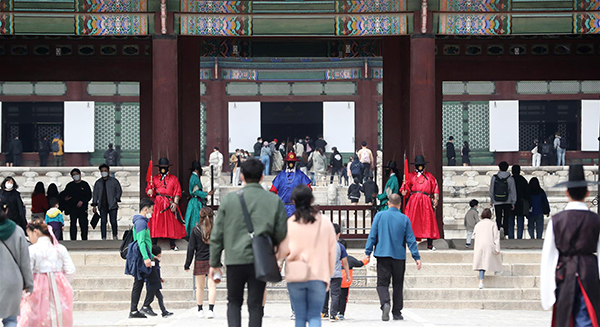 韩国政府放宽社交距离条例后， 民众周六到首尔景福宫游览参观。（欧新社）