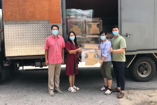江雪霞（左2）将其赞助的防护箱，搬上罗厘运往登嘉楼医院。右起为范仲凯及母亲黎莲娇。