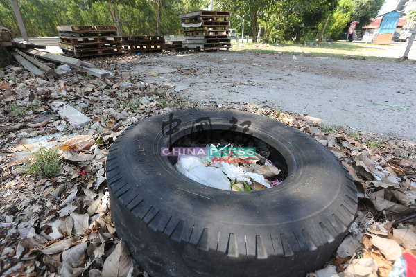遗弃路旁的轮胎，也是造成蚊虫大量繁殖的原因之一。