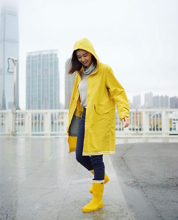 麦明诗的黄色雨衣和雨鞋，引发港人的政治联想。