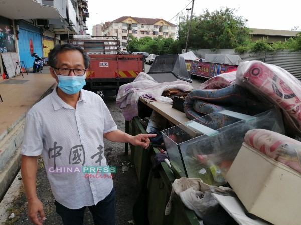 刘志良指垃圾槽里的小鱼缸积水，容易让蚊子有机可乘。