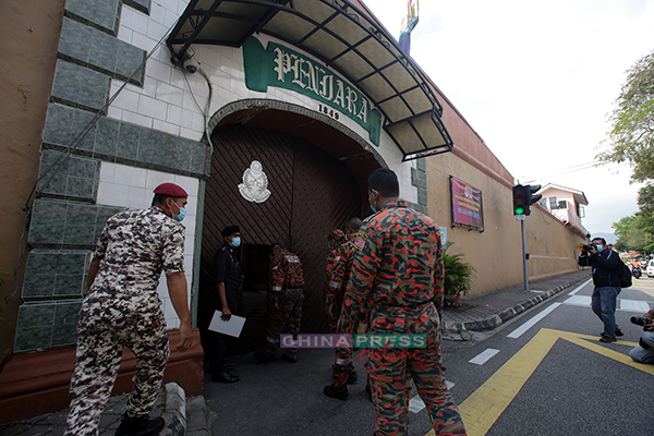 自疫情在槟扩散后，消拯员在各政府机构进行消毒，而今来到槟城四坎店监狱。