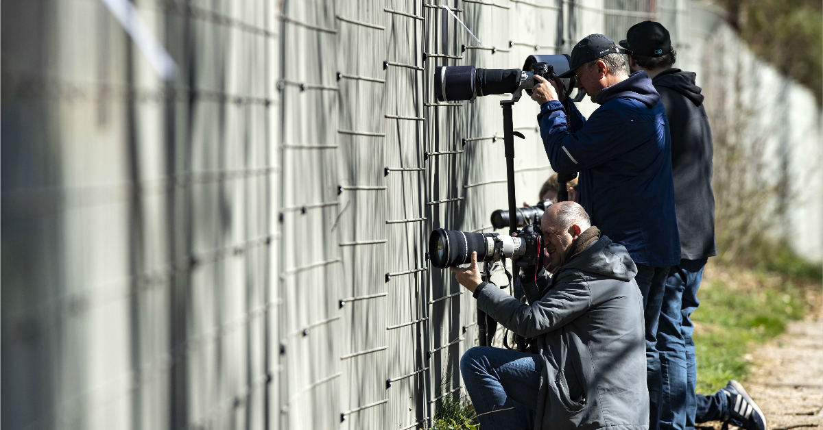 整个德国足球俱乐部的架构目前受到前所未有的危机。插图为摄影记者在隔离的范围外拍摄拜仁队的训练。（欧新社）