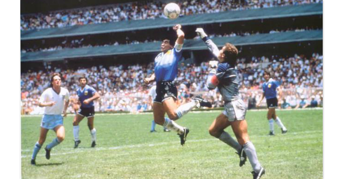    （阿根廷．布宜诺斯艾利斯30日综合电）祈求“上帝之手”能够终结新冠疫情，恢复人们的正常生活。  阿根廷足球联赛已提前结束本赛季并暂停降级，从而拯救马拉多纳执教的普拉塔体操击剑，该队在阿甲降级榜上垫底（注：按照过去3个赛季成绩综合计算），但1986年世界杯凭借“上帝之手”帮助阿根廷最终夺冠的马拉多纳，周三在接受号角报采访时表示：“今天这事发生在我们队身上，很多人说是新的上帝之手，但今天我请求那只手来结束新冠大流行，人们就可以重新过上健康快乐的生活。”  马拉多纳强调，球队这样保级不是他想要的结局，“我们相信可以在球场上拯救自己。”  阿根廷已报告4272例新冠感染，214例死亡。去年9月上任的马拉多纳表示，阿根廷俱乐部多年财政困难，在疫情打击下必将雪上加霜，“希望大家都明白，为了足球的利益，我们必须共同面对困境。在这场战争中，没有人像蓝保那样，因为即使蓝保也会输掉这场战争。”  