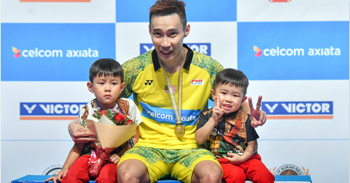 2018年大马公开赛也是大马一哥李宗伟退役前的最后一个冠军，他在颁奖台与儿子嘉谦（左）和凯杰合照。（新华社档案）