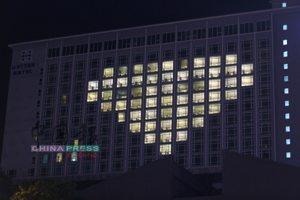 惠胜酒店通过特定的客房亮灯，拼出爱心符号。
