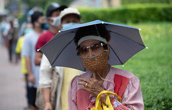 泰国民众周一在曼谷排队等待领取免费食物。（非当事人）