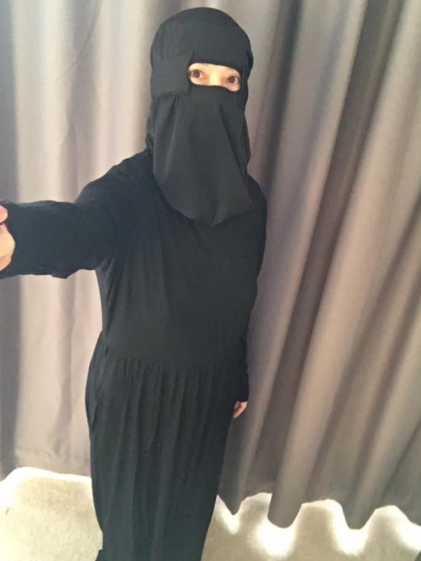 翁静晶透露这装扮是读伊斯兰法律的时候的装束。