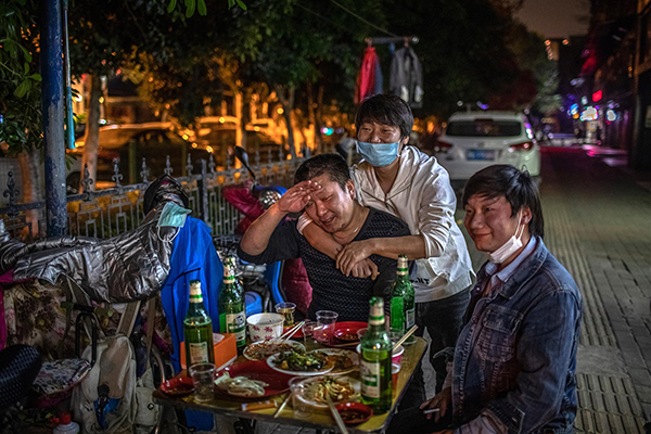武汉居民周三晚在街市聚集吃喝。（欧新社）