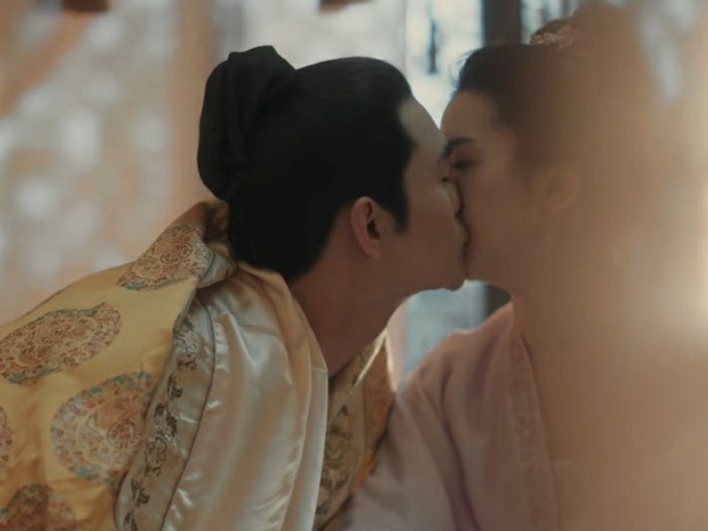 王凯（左）、许龄月“被窝吻”令不少网友看了脸红心跳。