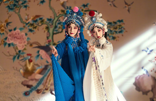 商细蕊与师姐蒋梦萍（白冰饰）共演《白蛇传》。