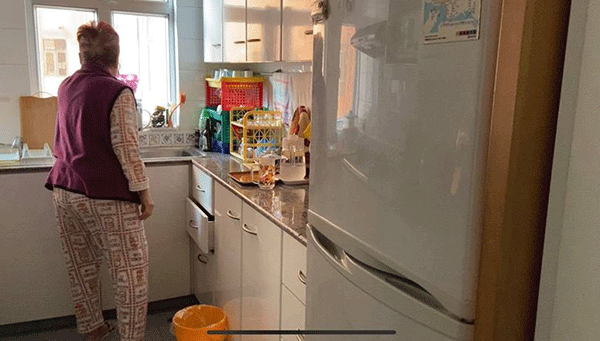 郑敬基贴出郑妈妈站在厨房的背影照。