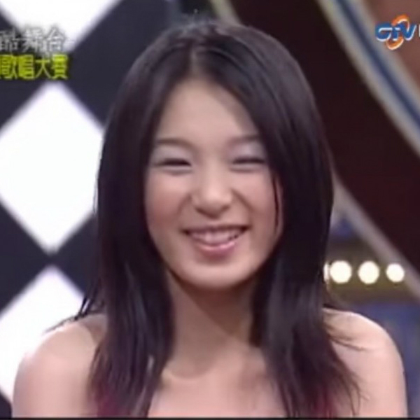 田馥甄17岁模样青涩，充满自信笑容。