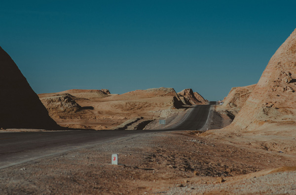 敦煌市区外的戈壁沙漠一景