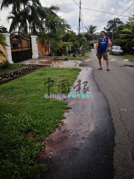 爱极乐新村地下水管破裂超过3天，村民已做出投诉，但至今水务公司都没有到来抢修。