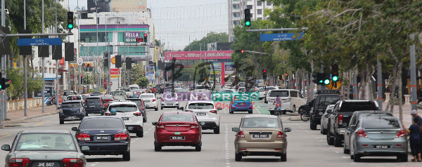 汉都亚路恢复繁忙的交通秩序，车辆缓慢行驶。