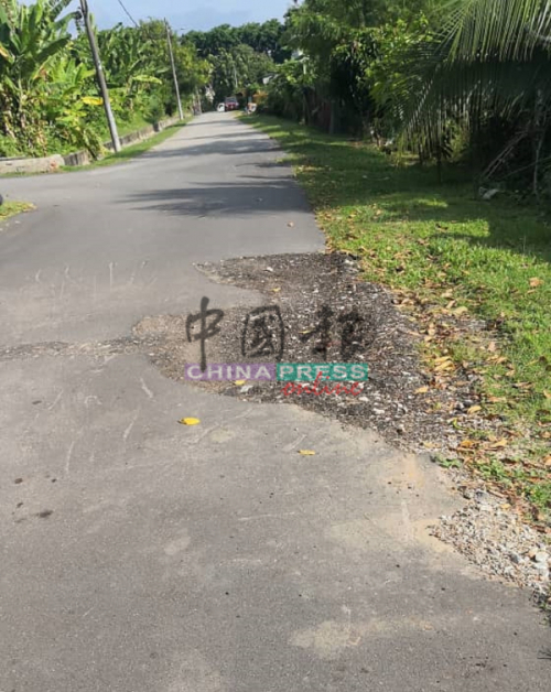 水务公司早前在新村挖地下水管后，重铺道路工作马虎，有一些骑士为了闪路洞险些摔倒。